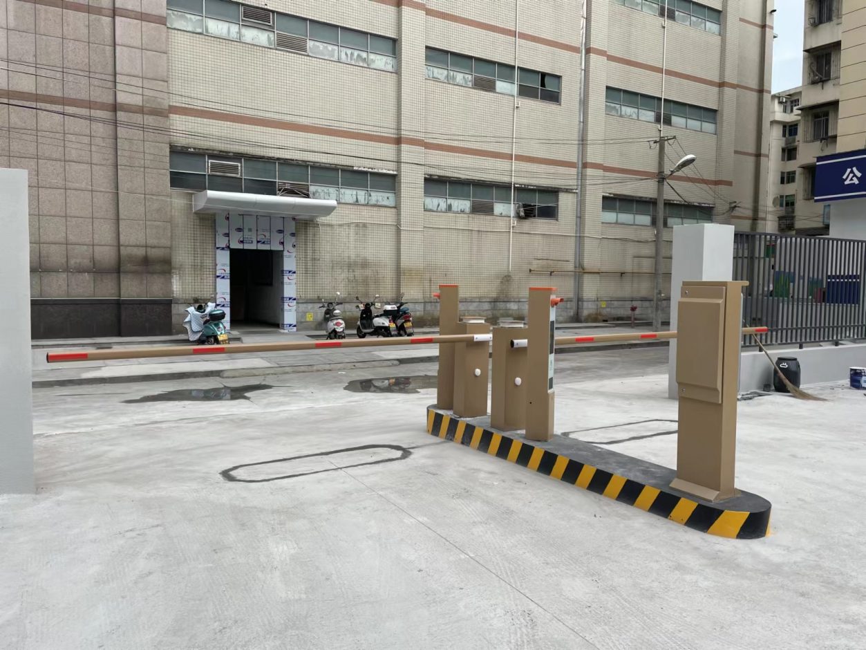 商業(yè)中心LK款車牌識(shí)別+金色直桿道閘+掃碼繳費(fèi)終端（帶現(xiàn)金找零功能） 商業(yè)中心智慧停車場案列 第2張