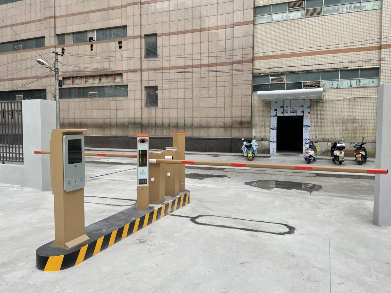 商業(yè)中心LK款車牌識(shí)別+金色直桿道閘+掃碼繳費(fèi)終端（帶現(xiàn)金找零功能） 商業(yè)中心智慧停車場案列 第3張