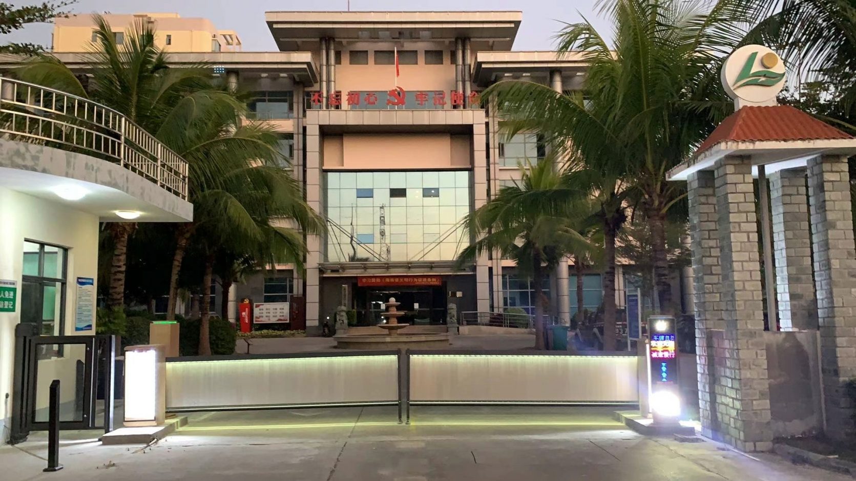 某部隊(duì)MT款車牌識(shí)別+廣告道閘 政務(wù)機(jī)構(gòu)智慧停車場(chǎng)案列 第1張