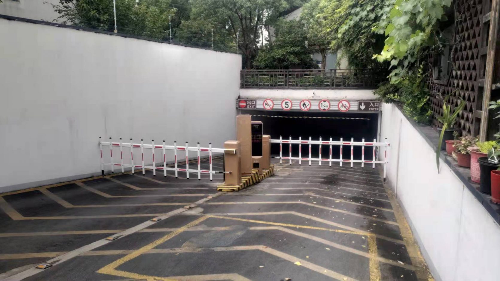 某部隊(duì)MT款車牌識(shí)別+廣告道閘 政務(wù)機(jī)構(gòu)智慧停車場(chǎng)案列 第2張