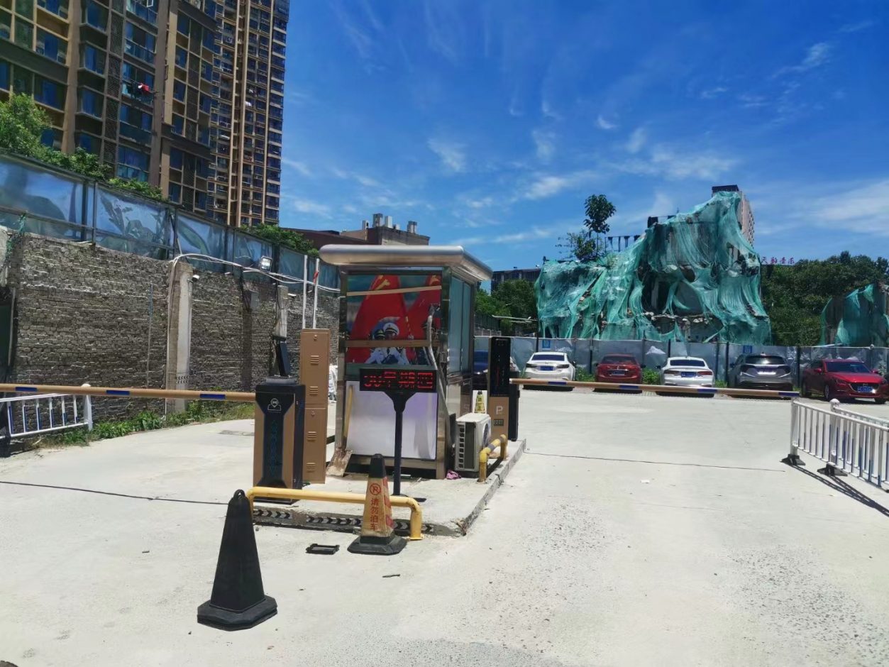 安徽蕪湖某社區(qū)停車場(chǎng)MT款車牌識(shí)別+私模直桿道閘 機(jī)場(chǎng)車站智慧停車案列 第1張