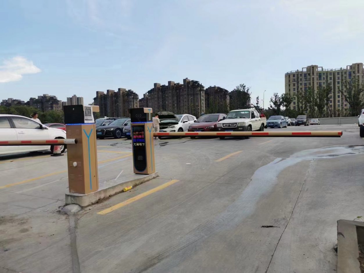 浙江寧波某停車場(chǎng)車牌識(shí)別直桿道閘一體機(jī) 機(jī)場(chǎng)車站智慧停車案列 第1張