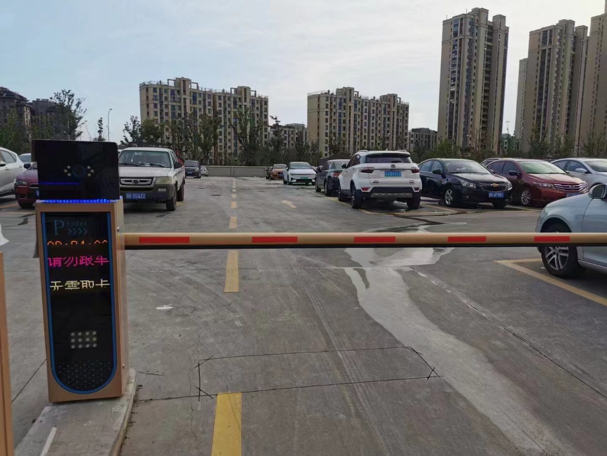 浙江寧波某停車場(chǎng)車牌識(shí)別直桿道閘一體機(jī) 機(jī)場(chǎng)車站智慧停車案列 第2張