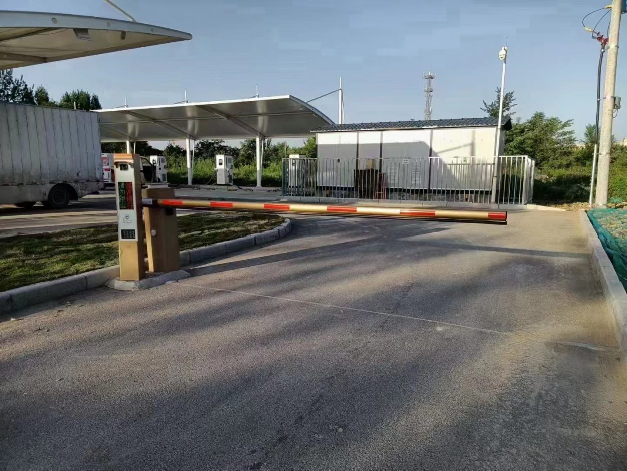 陜西西安某充電樁場站LK款車牌識別+直桿道閘 機(jī)場車站智慧停車案列 第1張