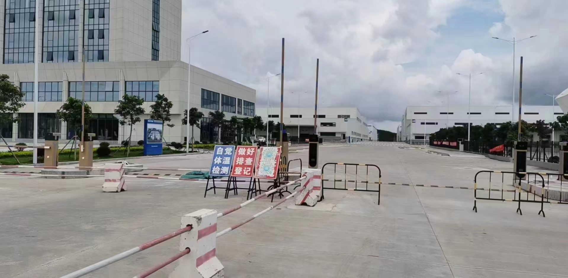 廣西防城港北部灣港口中心車牌識(shí)別直桿道閘一體機(jī)LED款 園區(qū)智慧停車場(chǎng)案列 第1張