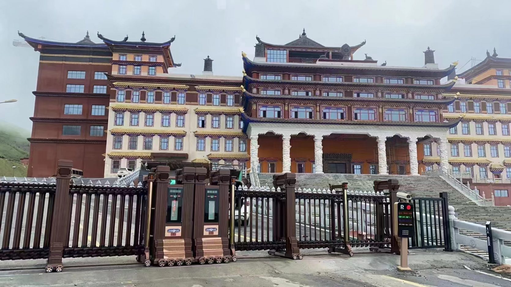四川阿壩州昌列寺FT車牌識別+高端伸縮門 景區(qū)智慧停車場案列 第1張