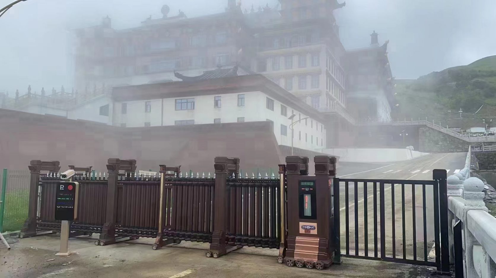 四川阿壩州昌列寺FT車牌識別+高端伸縮門 景區(qū)智慧停車場案列 第3張