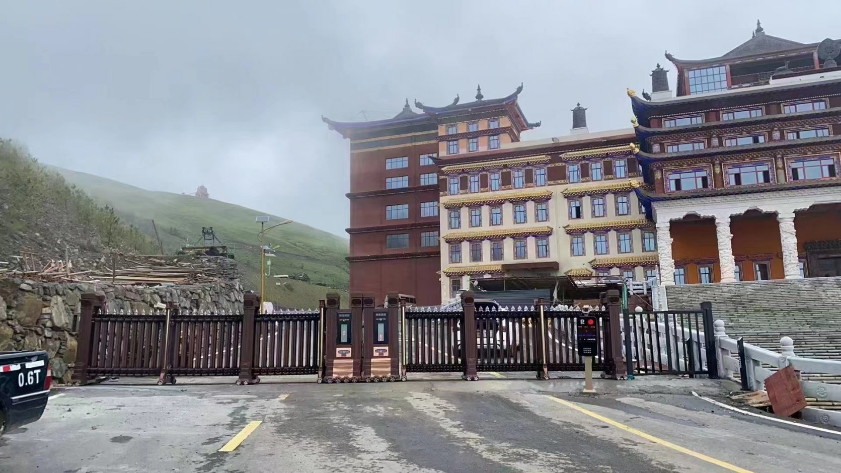 四川阿壩州昌列寺FT車牌識別+高端伸縮門 景區(qū)智慧停車場案列 第4張