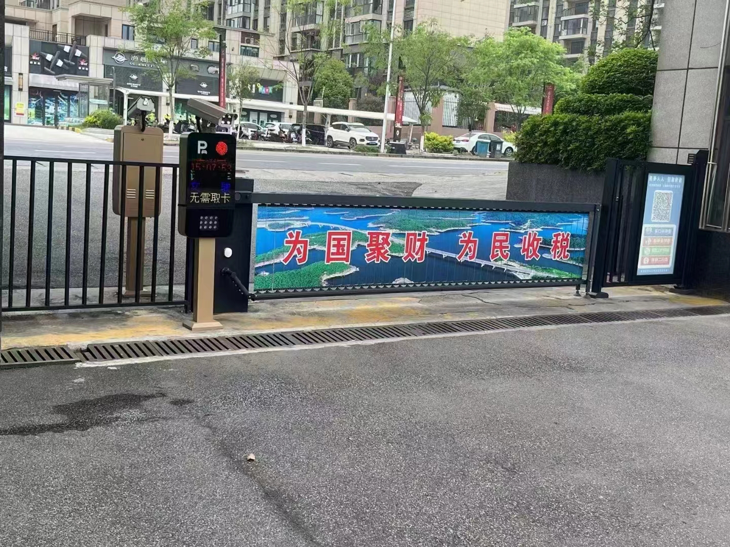 湖北某稅務(wù)局FT款車牌識別+廣告門+廣告道閘