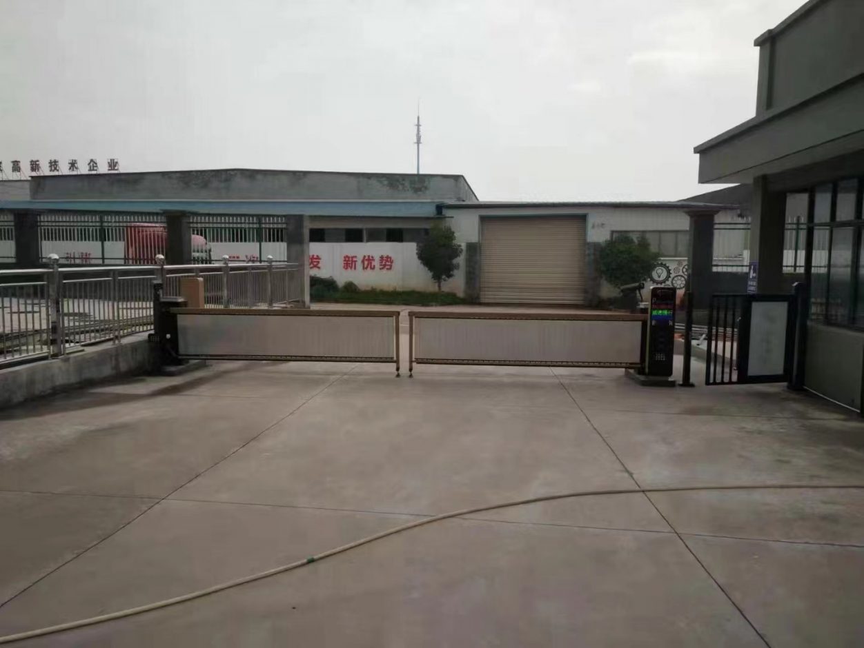 浙江蘭溪眾鑫集團廣告門+KV款車牌識別+呼吸燈廣告道閘 園區(qū)智慧停車場案列 第2張