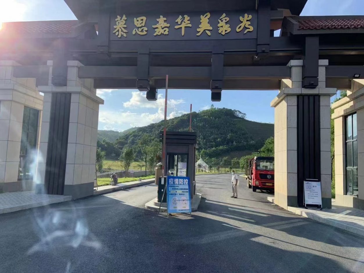 惠州南昆山慕思嘉華溫泉酒店FT款車牌識(shí)別+金色直桿道閘 景區(qū)智慧停車場(chǎng)案列 第1張