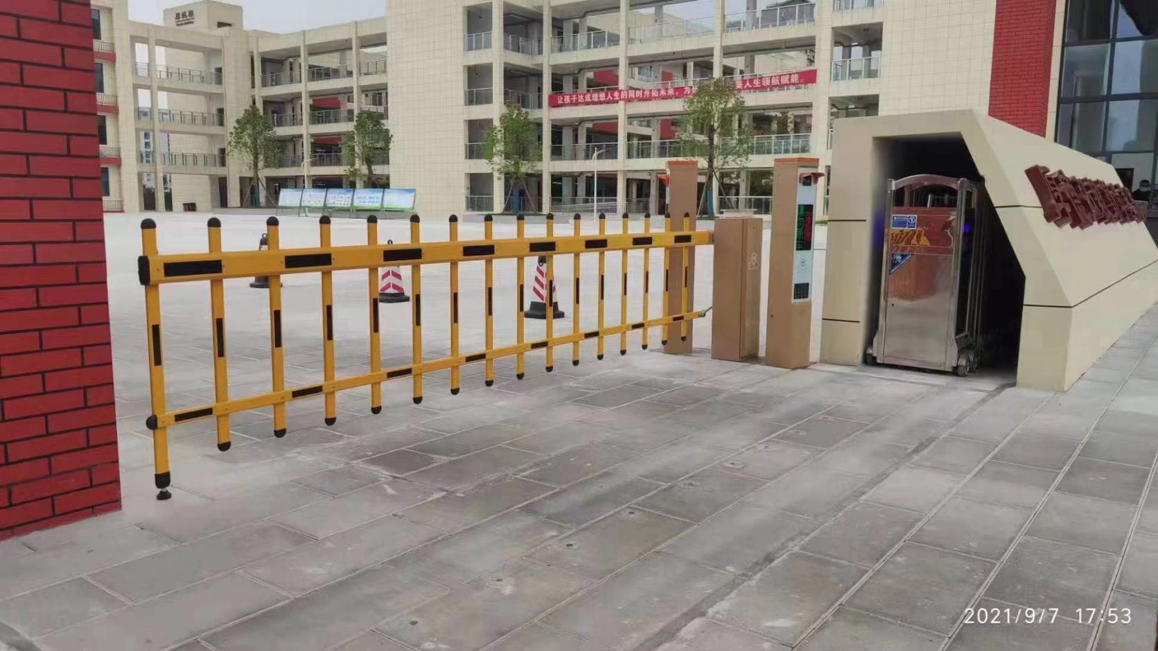 四川綿竹師范附中LK款車(chē)牌識(shí)別+柵欄式道閘 平安校園智慧停車(chē)案列 第2張