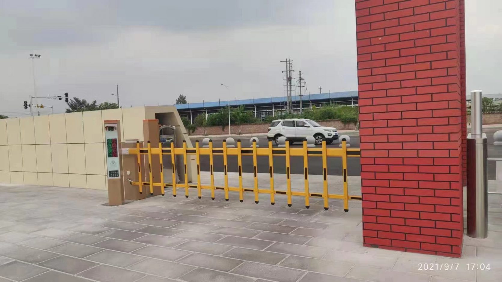 四川綿竹師范附中LK款車(chē)牌識(shí)別+柵欄式道閘 平安校園智慧停車(chē)案列 第3張