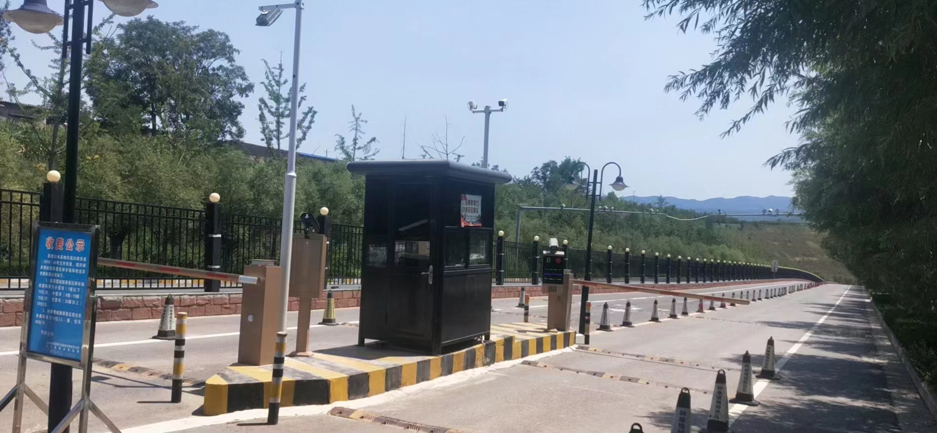 陜西渭南白水林皋湖國家濕地公園終端繳費(fèi)機(jī)+FK車牌識(shí)別+金色呼吸燈道閘 景區(qū)智慧停車場(chǎng)案列 第3張