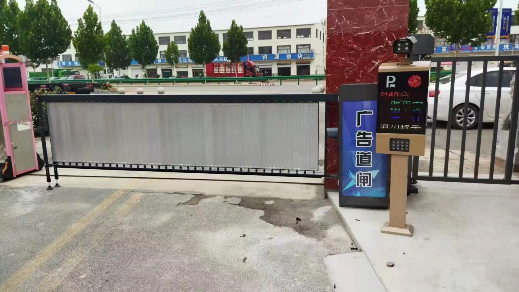 河北保定FY款車牌識別+廣告道閘+柵欄門 商業(yè)中心智慧停車場案列 第1張