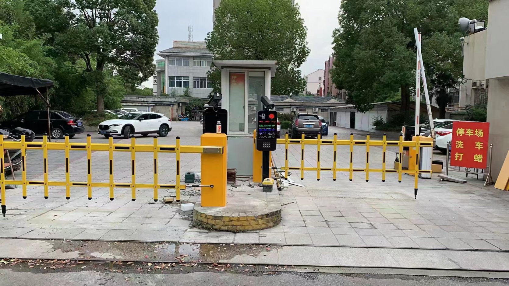 江蘇揚州龍川廣場黑色FT款車牌識別+廣告道閘+柵欄門 商業(yè)中心智慧停車場案列 第1張