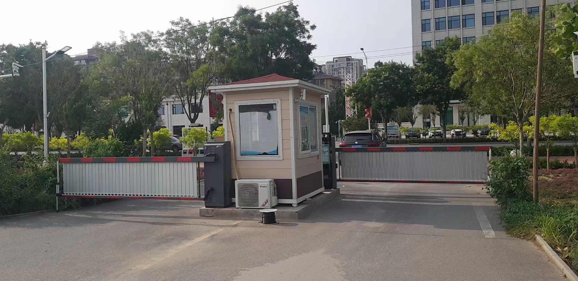 河北任縣農(nóng)商行ETC支付+廣告道閘+LCD款車牌識(shí)別一體機(jī)+無人值守智慧停車場案列 政務(wù)機(jī)構(gòu)智慧停車場案列 第2張