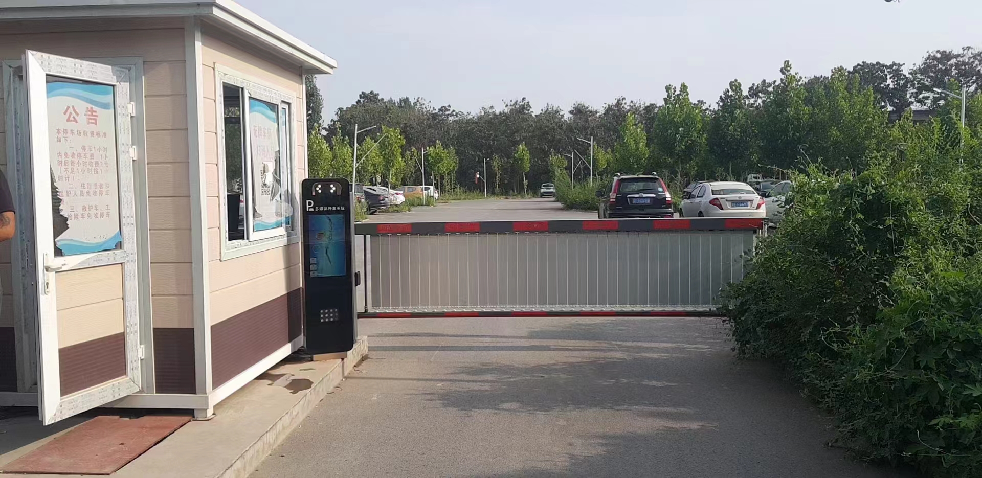 河北任縣農(nóng)商行ETC支付+廣告道閘+LCD款車牌識(shí)別一體機(jī)+無人值守智慧停車場案列 政務(wù)機(jī)構(gòu)智慧停車場案列 第4張