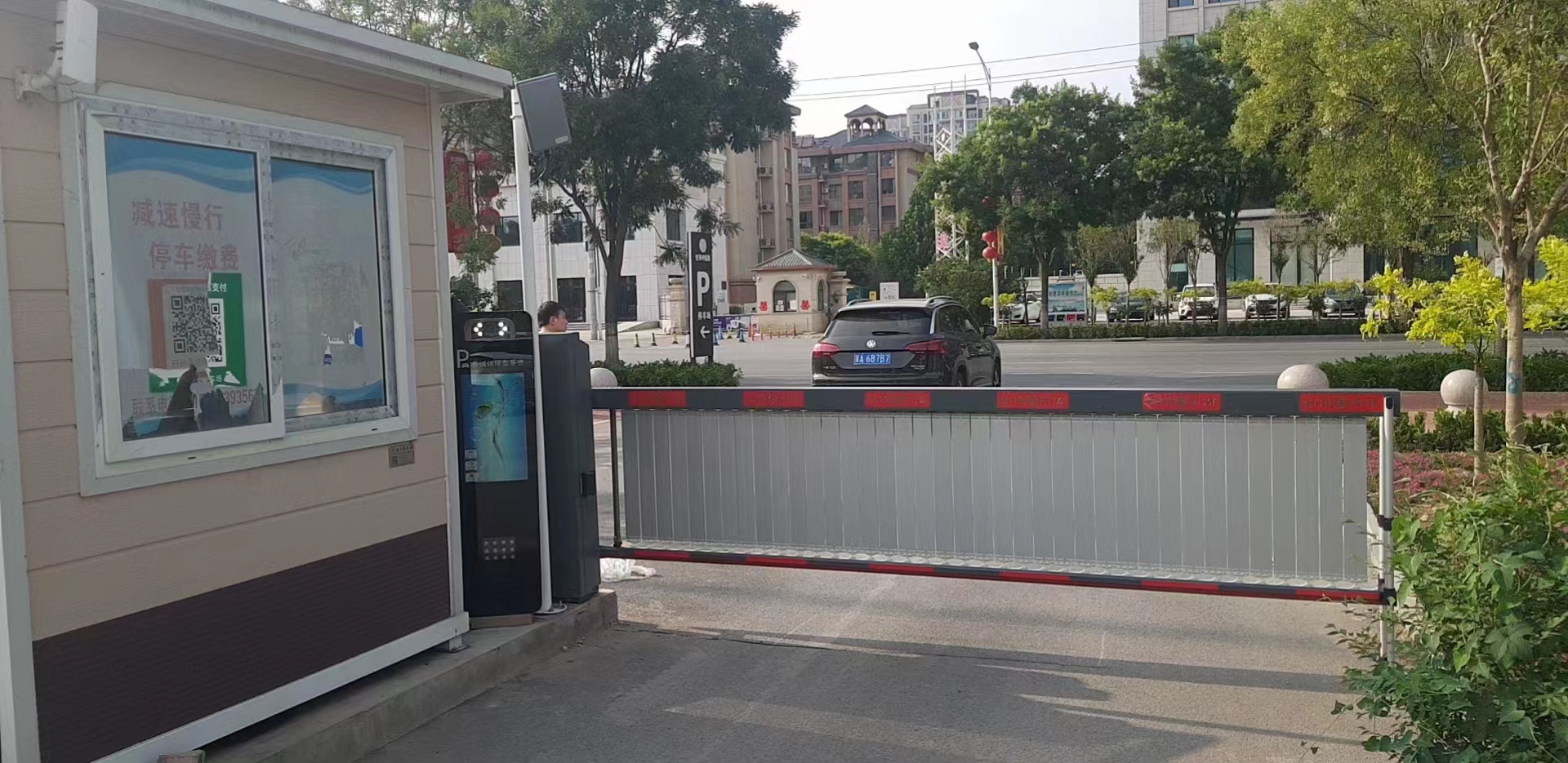 河北任縣農(nóng)商行ETC支付+廣告道閘+LCD款車牌識(shí)別一體機(jī)+無人值守智慧停車場案列 政務(wù)機(jī)構(gòu)智慧停車場案列 第3張