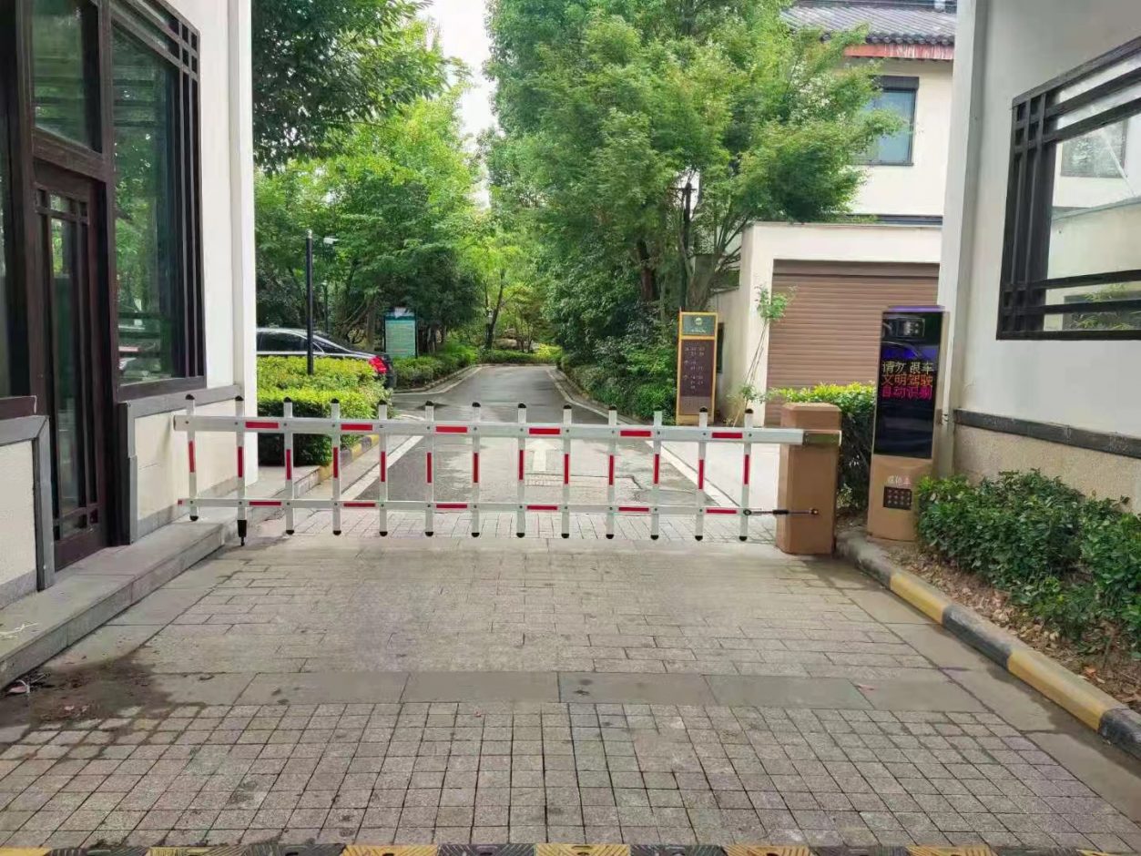 蘇州平門上院MT款車牌識(shí)別+金色柵欄式道閘 社區(qū)智慧停車場(chǎng)案列 第2張