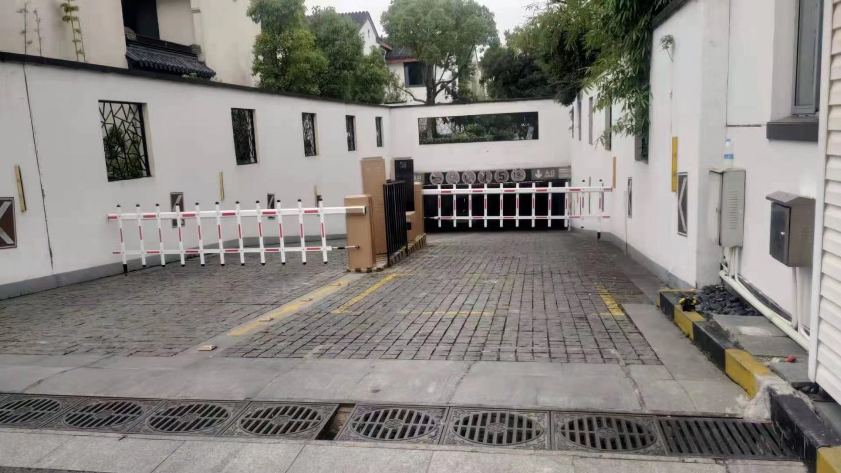蘇州平門上院MT款車牌識(shí)別+金色柵欄式道閘 社區(qū)智慧停車場(chǎng)案列 第3張