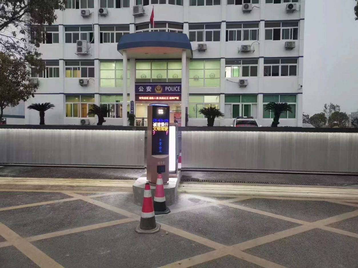 浙江溫州市鹿城區(qū)公安局新款呼吸燈MT款車牌識別+廣告道閘 政務(wù)機構(gòu)智慧停車場案列 第1張
