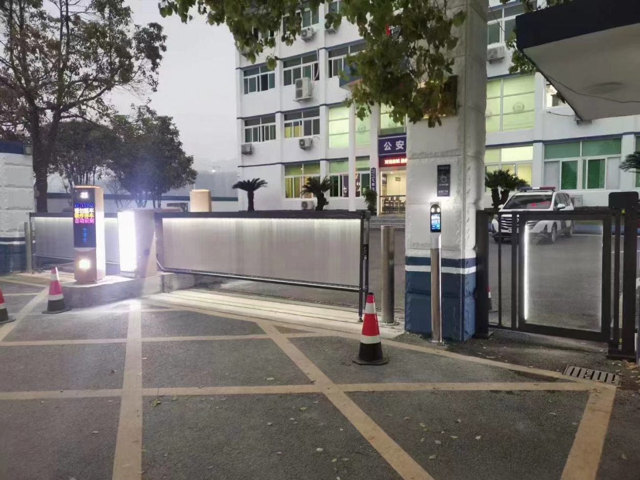 浙江溫州市鹿城區(qū)公安局新款呼吸燈MT款車牌識別+廣告道閘 政務(wù)機構(gòu)智慧停車場案列 第3張