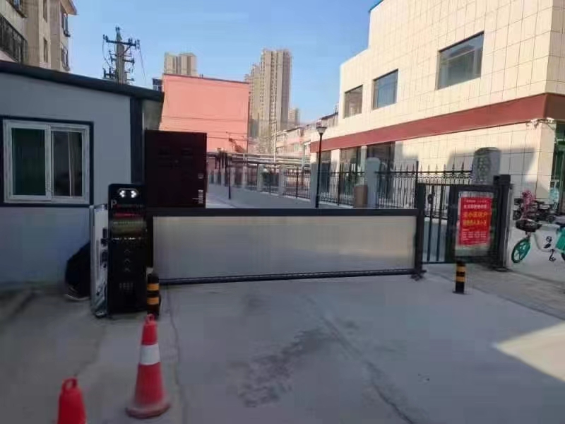 山西晉中八一小區(qū)LK款車(chē)牌識(shí)別+廣告道閘+廣告門(mén)+鑰匙門(mén)禁 社區(qū)智慧停車(chē)場(chǎng)案列 第2張