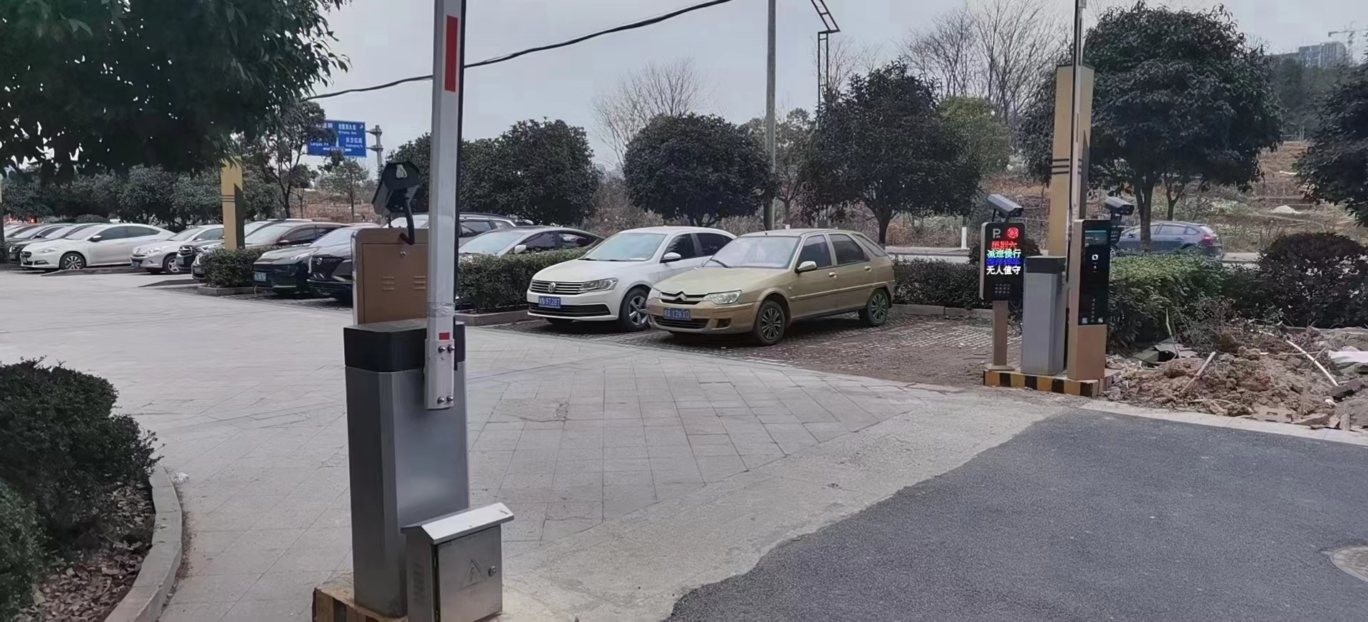 湖南長沙中冶中央公園車輛出入掃碼繳費終端機+FT車牌識別+直桿道閘+金色柵欄式道閘 社區(qū)智慧停車場案列 第2張