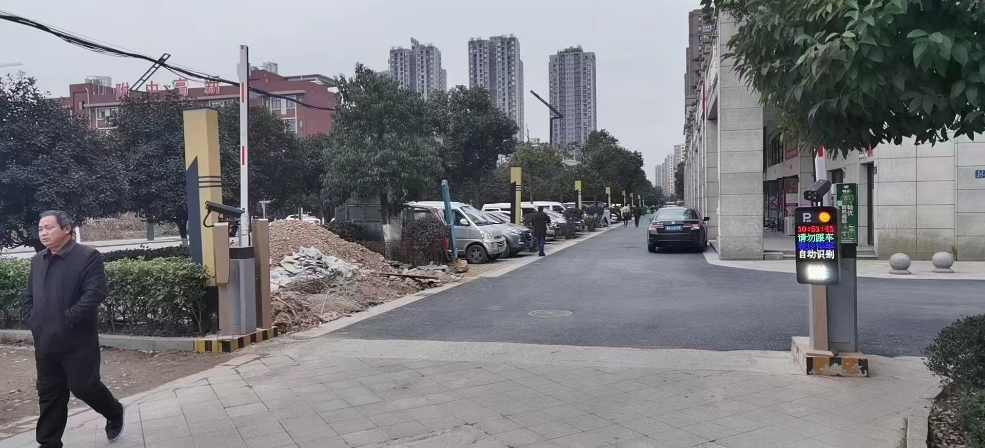 湖南長沙中冶中央公園車輛出入掃碼繳費終端機+FT車牌識別+直桿道閘+金色柵欄式道閘 社區(qū)智慧停車場案列 第3張