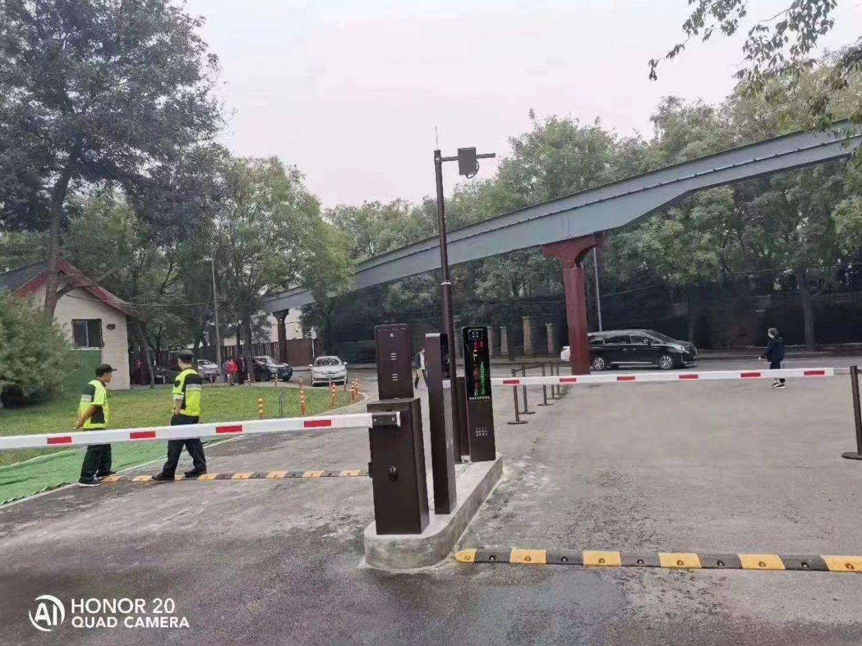 陜西大雁塔景區(qū)ETC智慧停車(chē)系統(tǒng)（棕色KSJ款車(chē)牌識(shí)別+高速ETC+無(wú)人值守出入口繳費(fèi)終端）雙模識(shí)別 景區(qū)智慧停車(chē)場(chǎng)案列 第2張