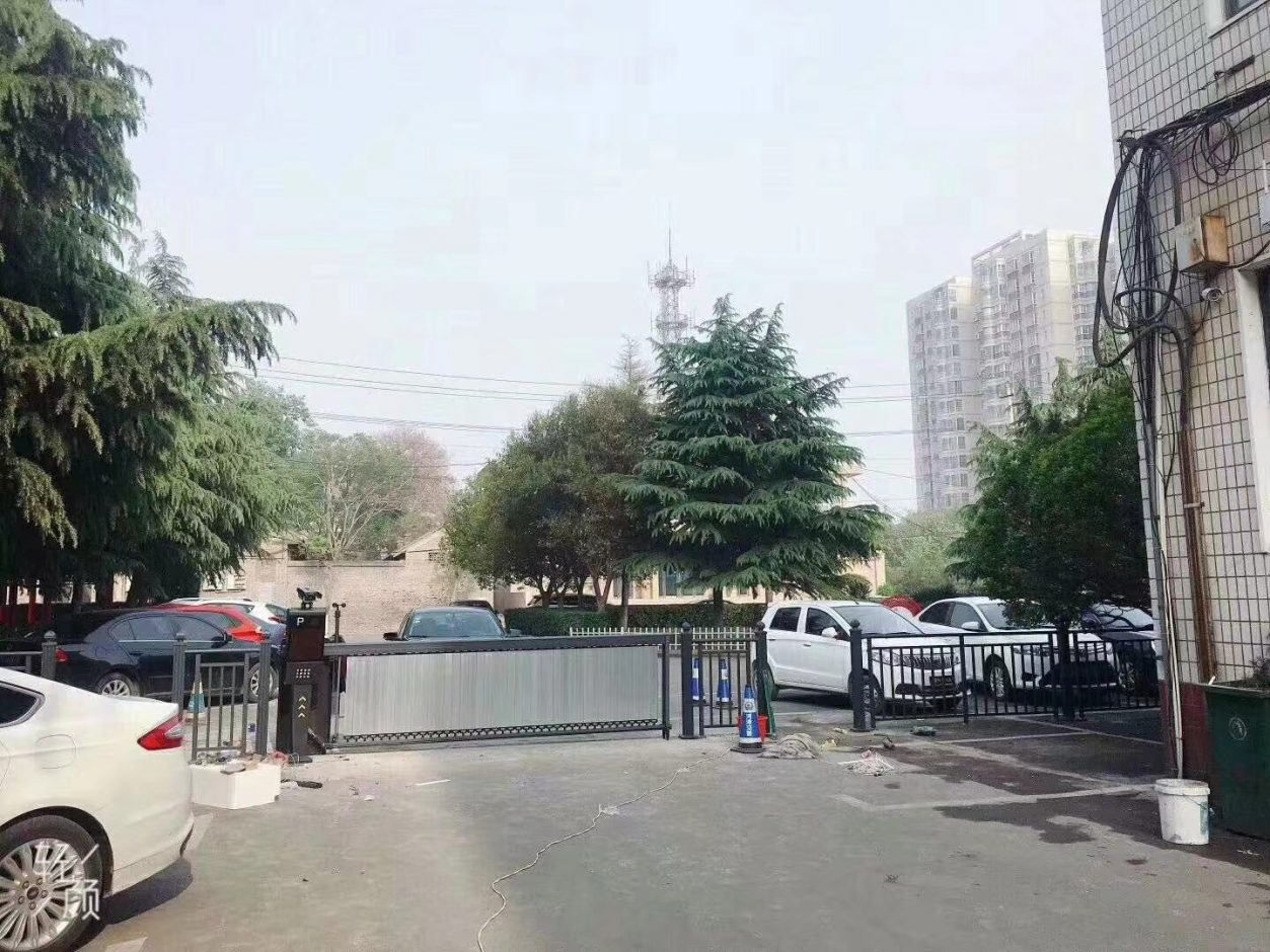 山西河津市政府T款車牌識別+廣告道閘 政務(wù)機構(gòu)智慧停車場案列 第1張