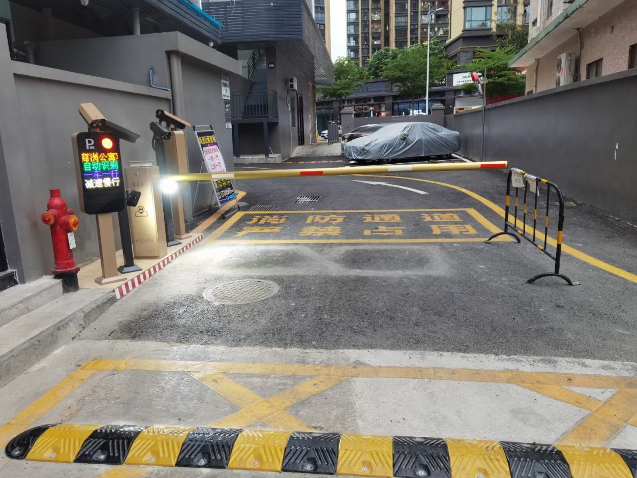 深圳龍崗中心城愛聯社區(qū)愛聯地鐵站FT款車牌識別＋新款呼吸燈金色道閘 機場車站智慧停車案列 第1張