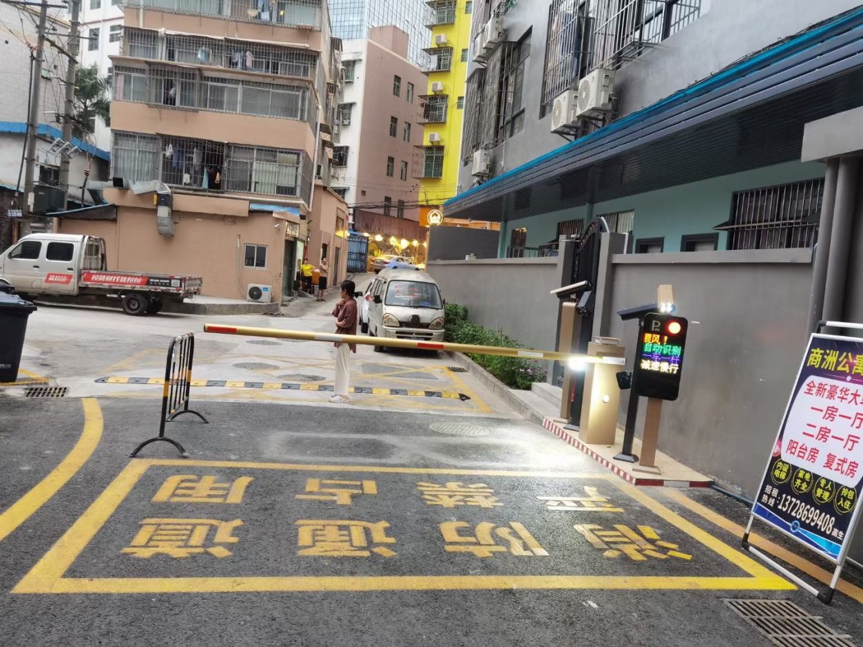 深圳龍崗中心城愛聯社區(qū)愛聯地鐵站FT款車牌識別＋新款呼吸燈金色道閘 機場車站智慧停車案列 第2張