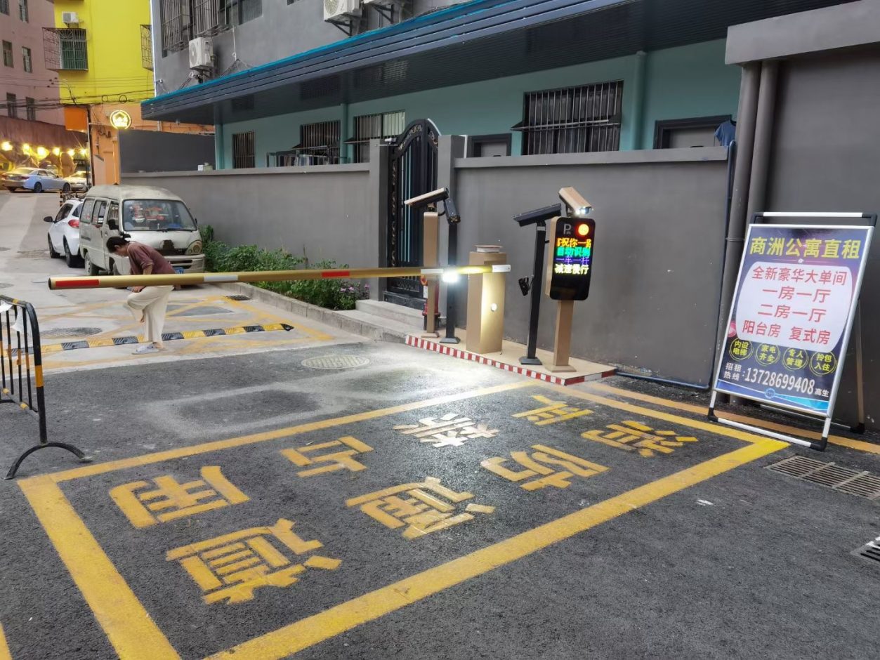 深圳龍崗中心城愛聯社區(qū)愛聯地鐵站FT款車牌識別＋新款呼吸燈金色道閘 機場車站智慧停車案列 第3張