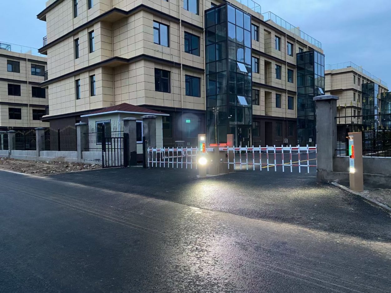 小區(qū)LK款車牌識別+新款呼吸燈金色柵欄式道閘+柵欄門 社區(qū)智慧停車場案列 第3張