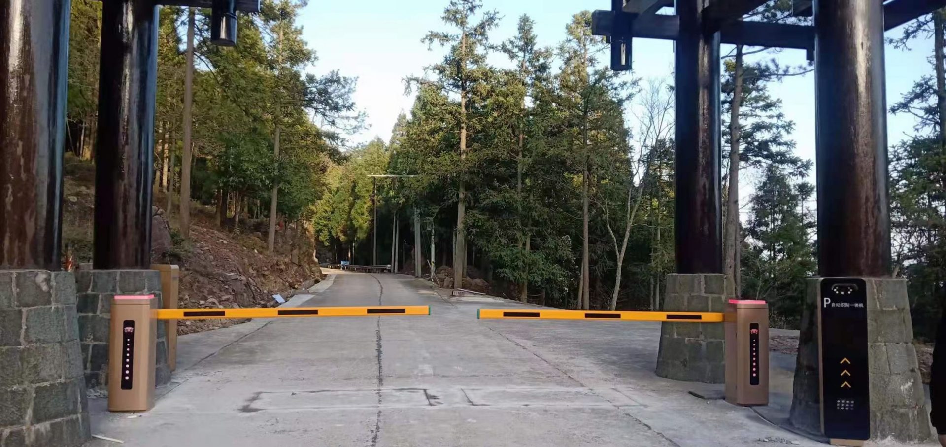 四海山森林公園Lk款車牌識(shí)別+新款呼吸燈直桿道閘 景區(qū)智慧停車場(chǎng)案列 第1張