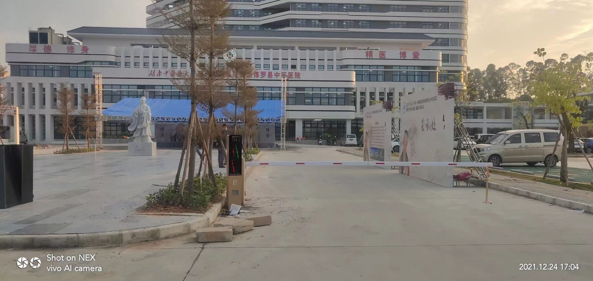 廣東惠州博羅縣中醫(yī)院KSJ車牌識別+新款呼吸燈金色直桿道閘 醫(yī)院智慧停車場案列 第1張