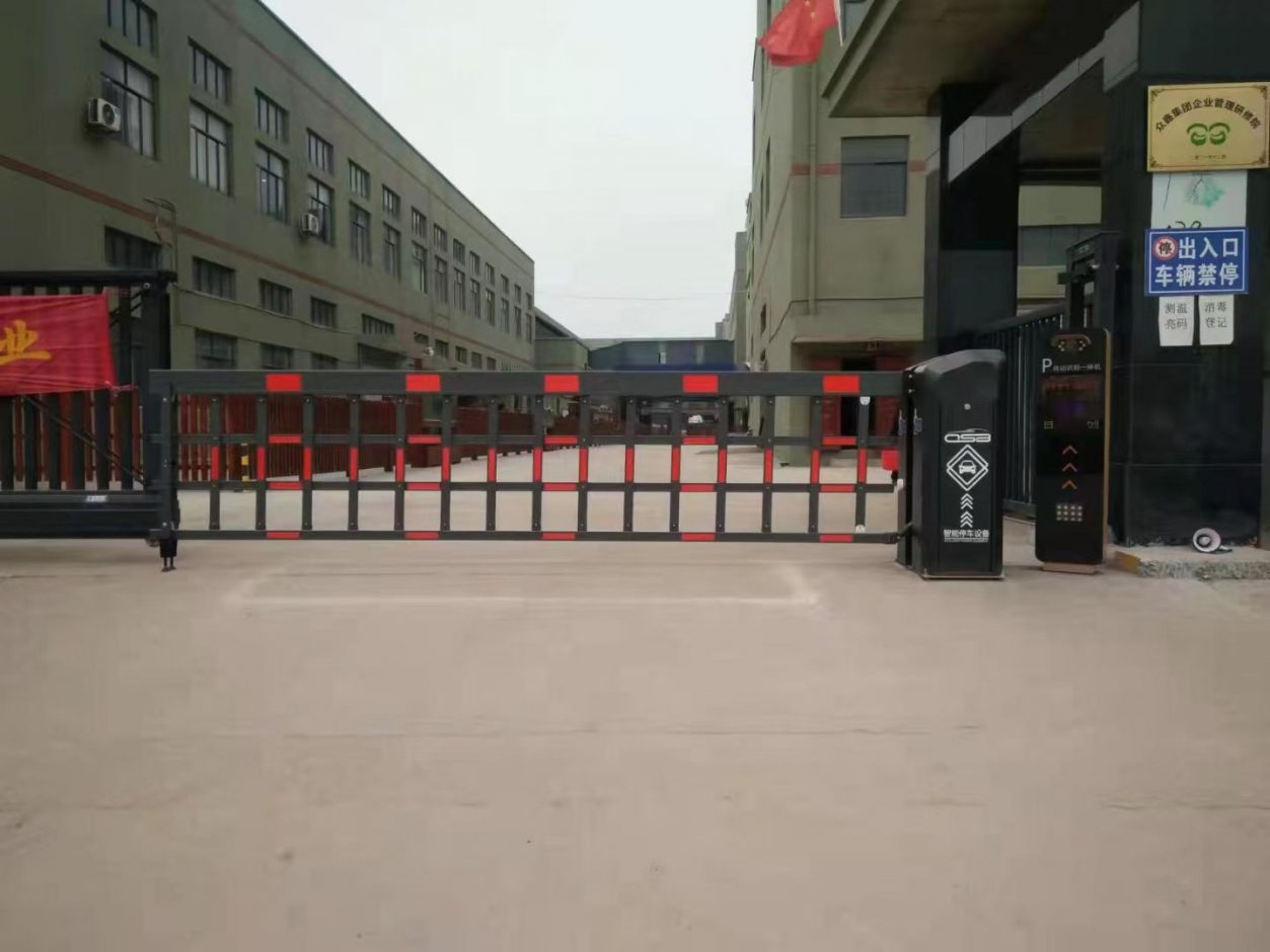 浙江蘭溪眾鑫集團廣告門+KV款車牌識別+呼吸燈廣告道閘 園區(qū)智慧停車場案列 第4張