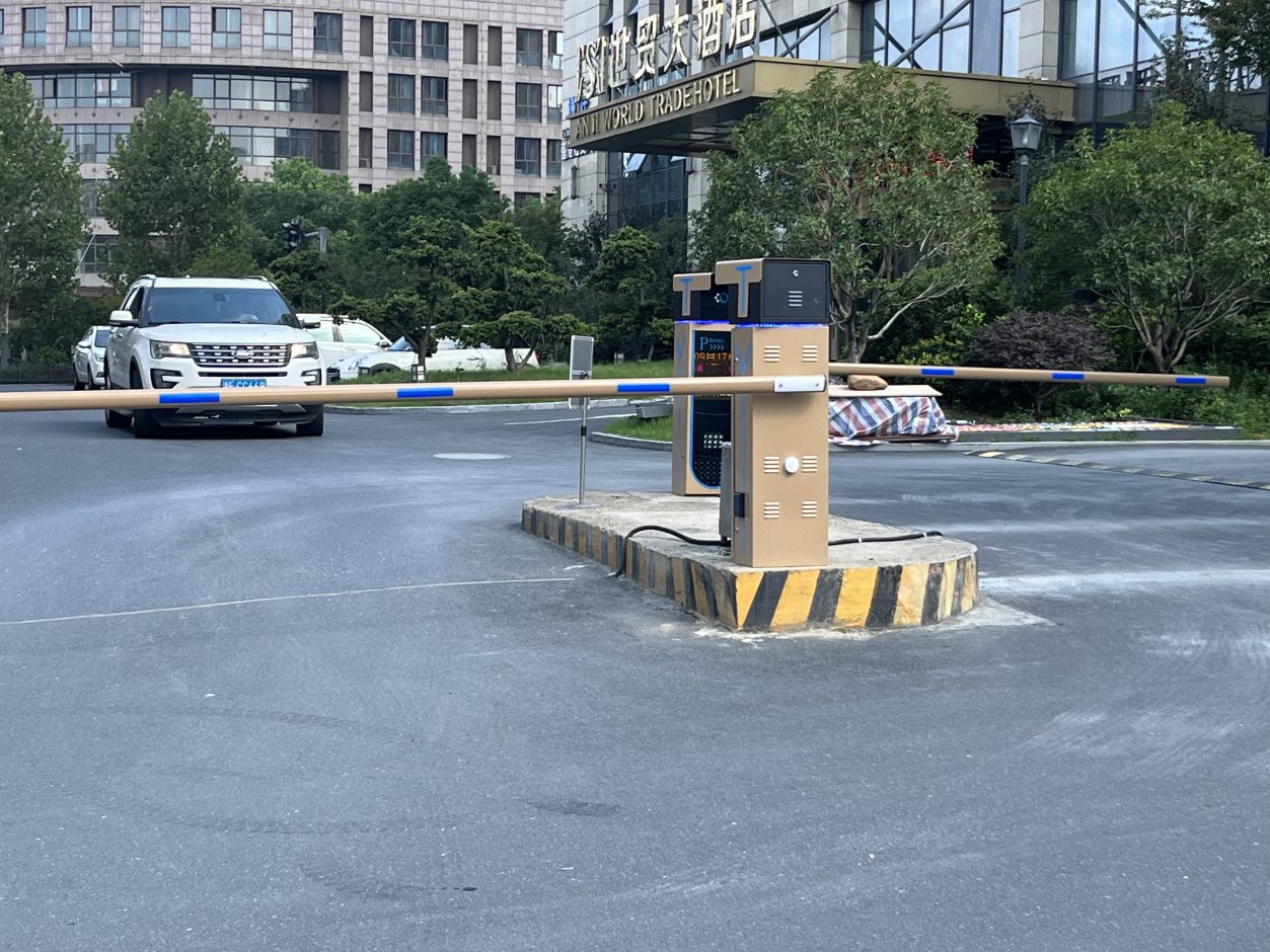 浙江世茂酒店車輛道閘車牌識別顯示一體機(jī)LED款 商業(yè)中心智慧停車場案列 第1張