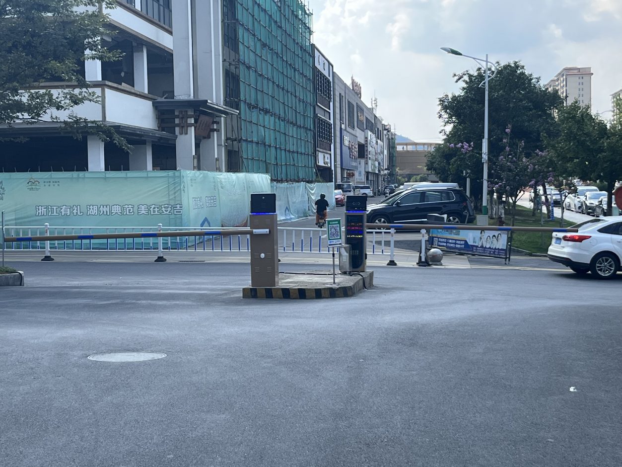 浙江世茂酒店車輛道閘車牌識別顯示一體機(jī)LED款 商業(yè)中心智慧停車場案列 第2張