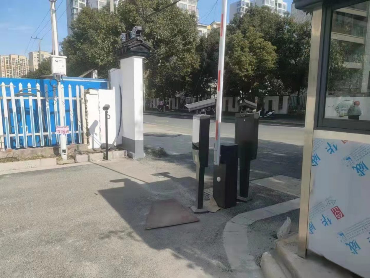 浙江湖州FY款車牌識(shí)別顯示一體機(jī)+BY-ZLWSDZ(黑色款)直桿道閘 社區(qū)智慧停車場案列 第2張