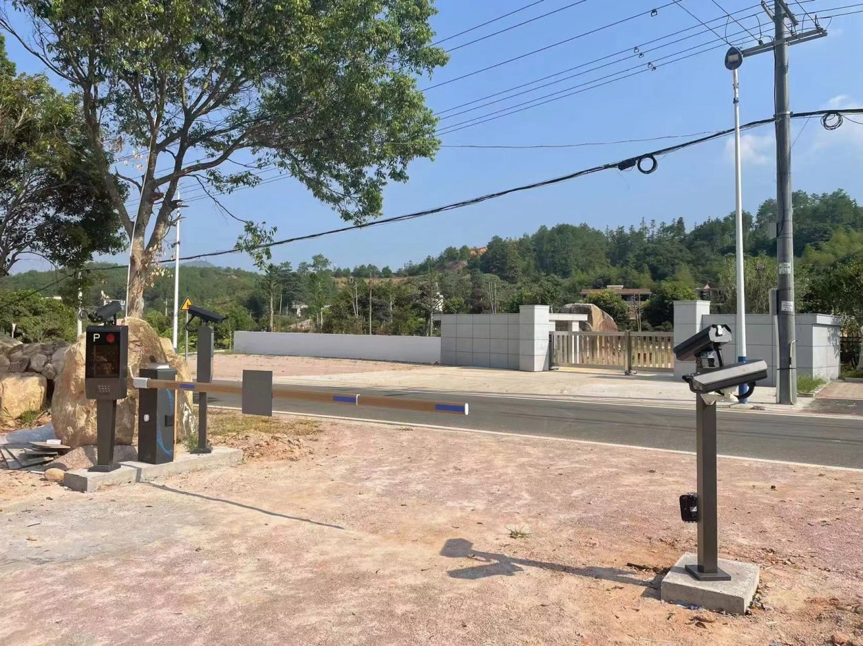 福建龍巖T款車牌識別+BY-H002絲印反光膜直桿道閘安裝實物圖（輔助相機(jī)兩臺） 社區(qū)智慧停車場案列 第3張