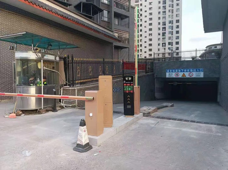 盛世名庭LK款車牌識別+BY-ZLWSDZ(金色款)直桿道閘 社區(qū)智慧停車場案列 第2張