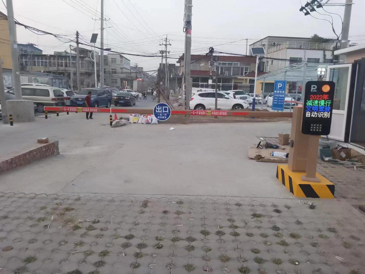 北京市昌平白浮新能源汽車充電站FT款車牌識別+BY-ZLWSDZ(金色款)直桿道閘 社區(qū)智慧停車場案列 第2張