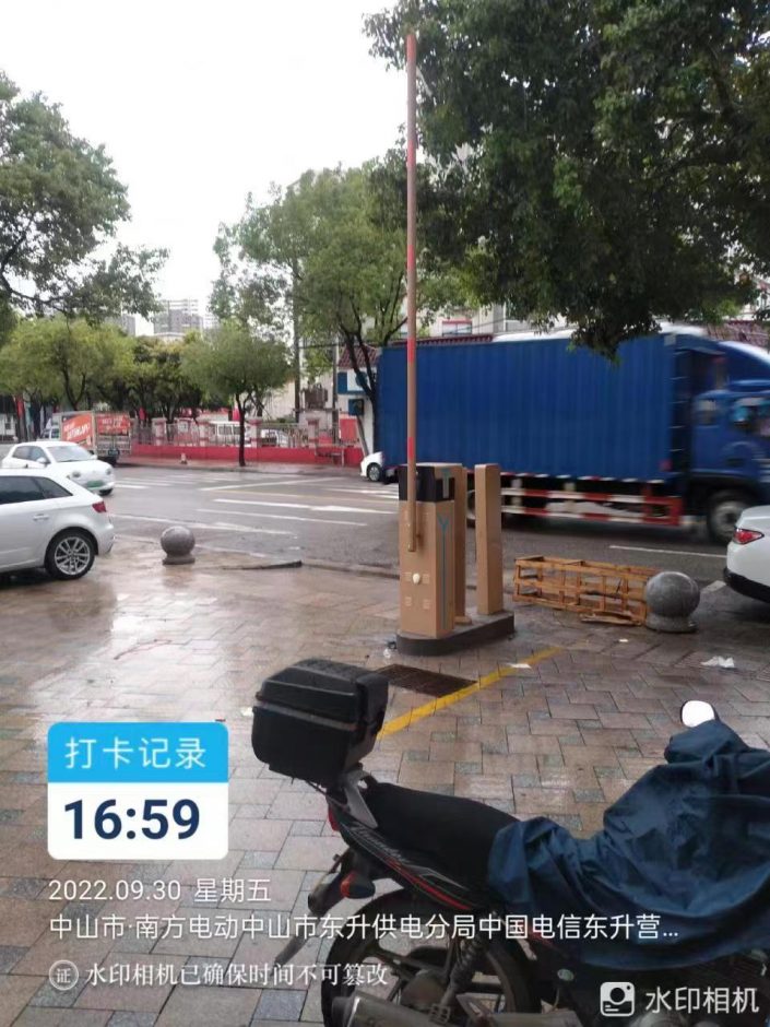 中山市中國(guó)電信東升營(yíng)業(yè)廳車輛道閘車牌識(shí)別一體機(jī)LCD款+無(wú)人值守車輛出入掃碼繳費(fèi)終端機(jī) 政務(wù)機(jī)構(gòu)智慧停車場(chǎng)案列 第1張
