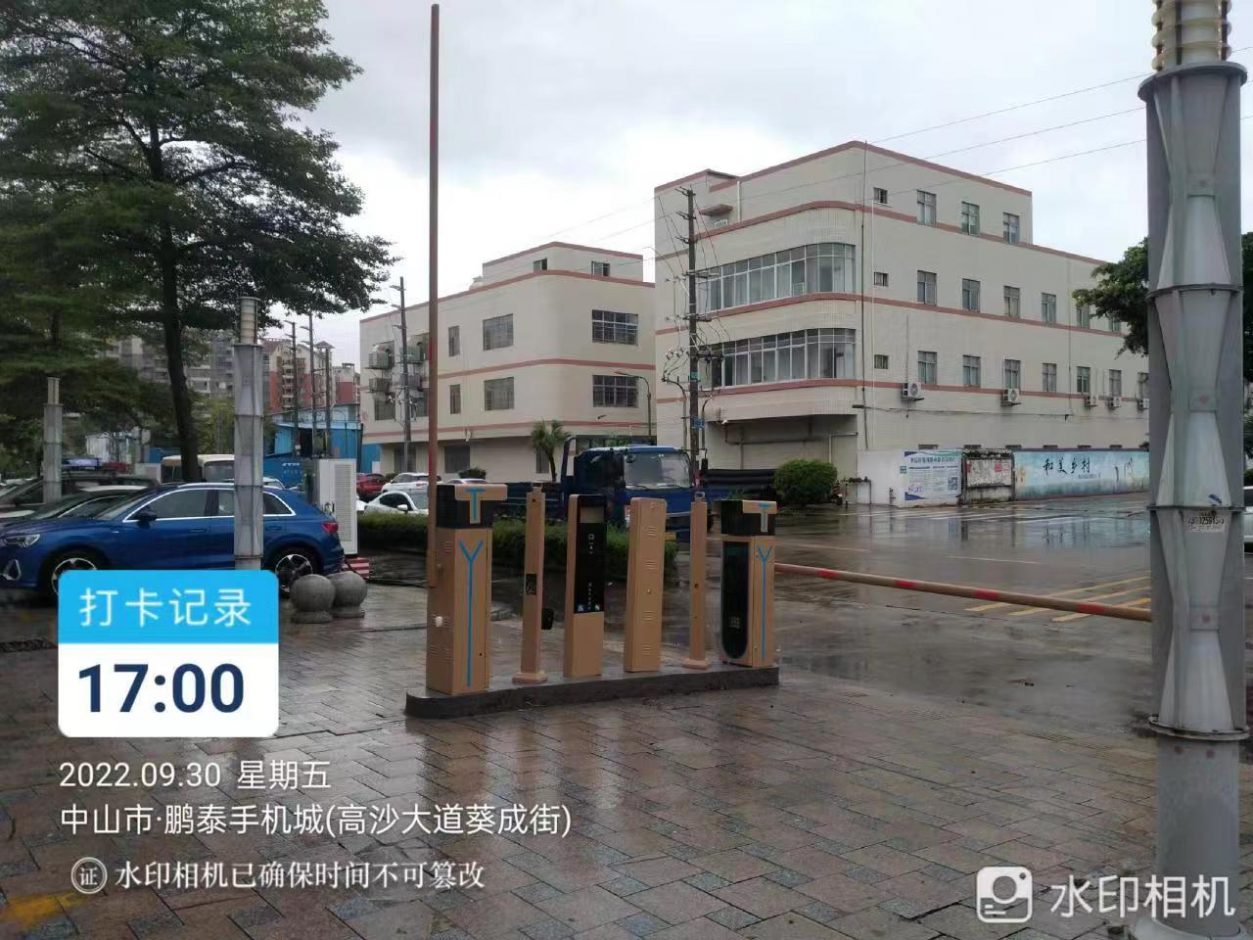 中山市鵬泰手機(jī)城車輛道閘車牌識(shí)別一體機(jī)LCD款+無(wú)人值守車輛出入掃碼繳費(fèi)終端機(jī) 商業(yè)中心智慧停車場(chǎng)案列 第1張