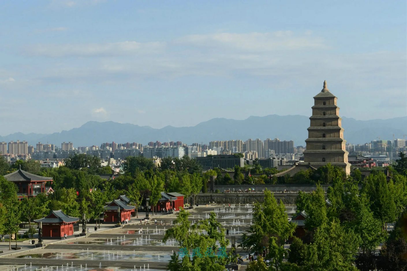 陜西大雁塔景區(qū)ETC智慧停車(chē)系統(tǒng)（棕色KSJ款車(chē)牌識(shí)別+高速ETC+無(wú)人值守出入口繳費(fèi)終端）雙模識(shí)別 景區(qū)智慧停車(chē)場(chǎng)案列 第1張
