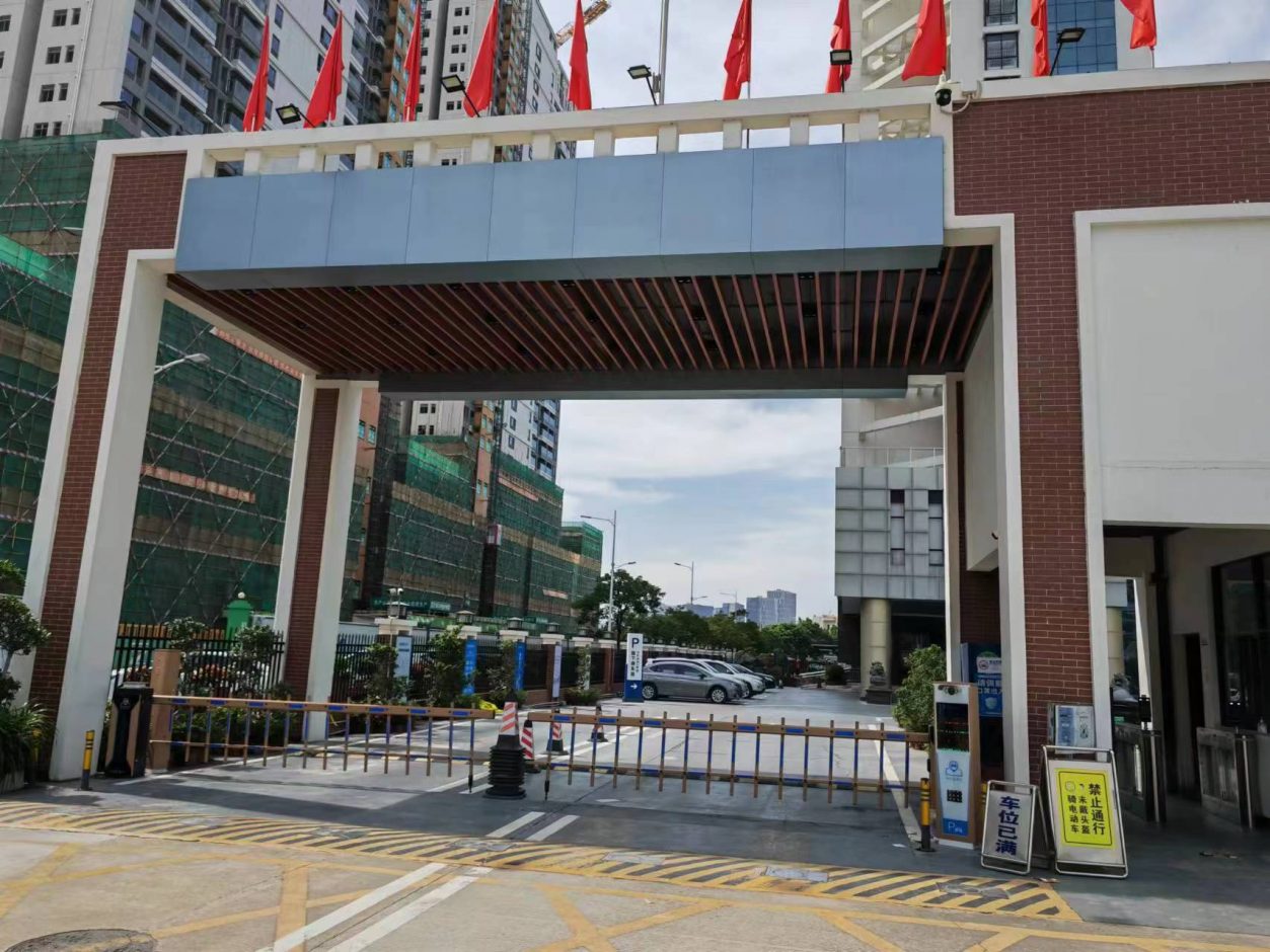 龍崗平湖街道交警大隊(duì)無人值守停車場 政務(wù)機(jī)構(gòu)智慧停車場案列 第1張