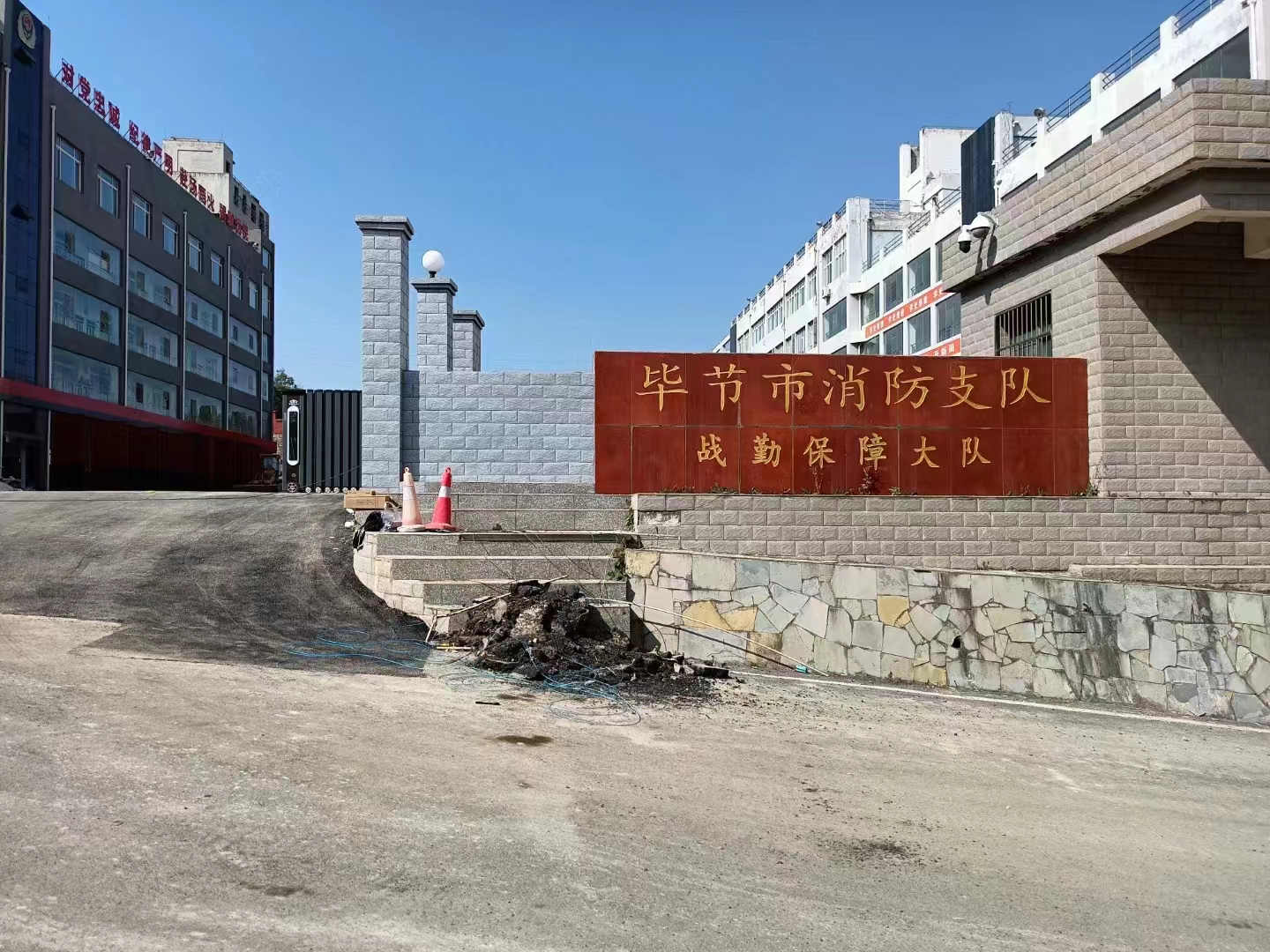 貴州畢節(jié)消防支隊(duì)LCD多媒體車(chē)牌識(shí)別控制伸縮門(mén)+豪華小擺閘+防疫測(cè)溫人臉識(shí)別進(jìn)出系統(tǒng)案列 政務(wù)機(jī)構(gòu)智慧停車(chē)場(chǎng)案列 第1張